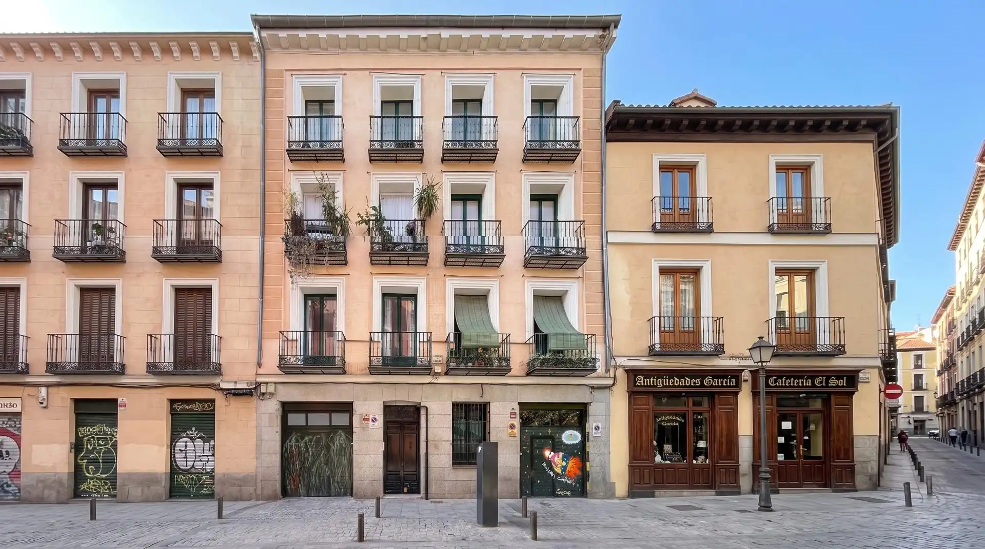 Vista exterior de Piso en venta en Madrid con Calefacción