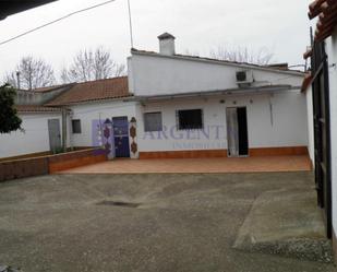 Vista exterior de Finca rústica en venda en Cáceres Capital amb Jardí privat