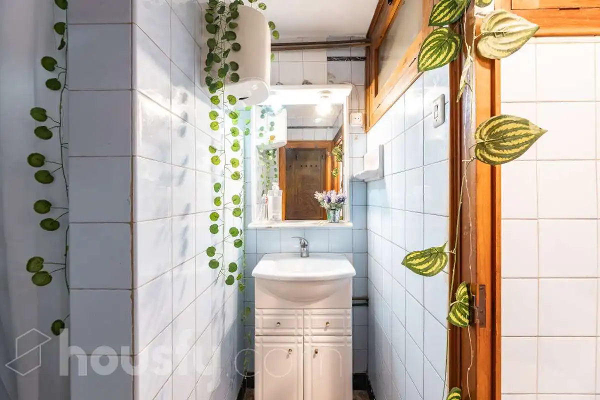 Bathroom of Commercial properties for sale in Barcelona  with Air Conditioner and Furnished
