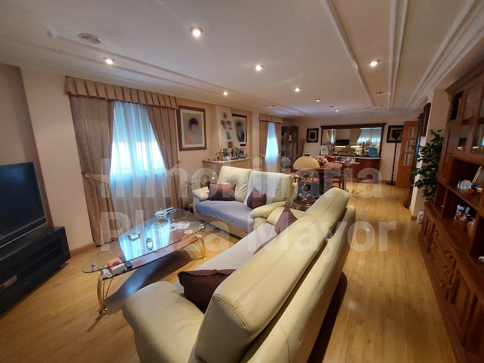 Sala d'estar de Casa o xalet en venda en Villamayor amb Calefacció, Jardí privat i Parquet
