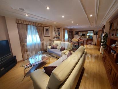 Sala d'estar de Casa o xalet en venda en Villamayor amb Calefacció, Jardí privat i Parquet