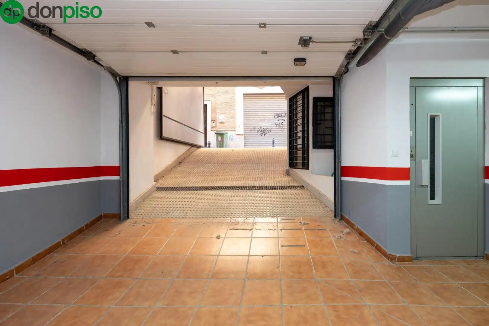Parking of Houses for sale in Granada  with Air Conditioner, Heating and Terrace