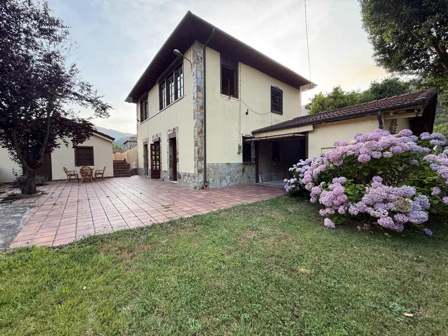 Vista exterior de Casa o xalet en venda en Salas amb Jardí privat, Traster i Moblat