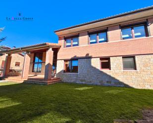 Vista exterior de Casa o xalet en venda en Covaleda amb Calefacció, Jardí privat i Terrassa