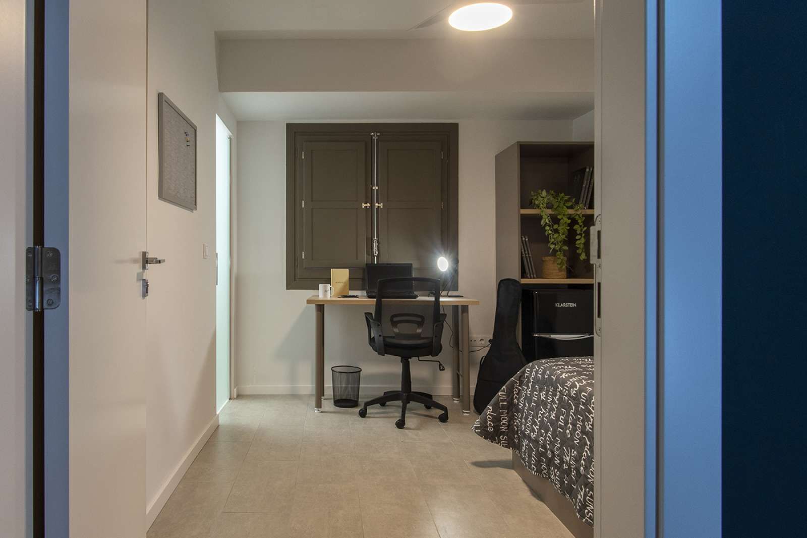 Bedroom of Flat to share in  Valencia Capital  with Air Conditioner and Terrace