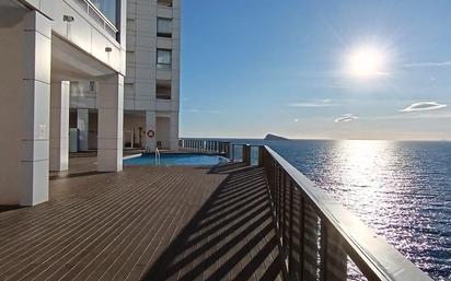 Piscina de Apartament en venda en Benidorm amb Parquet, Terrassa i Piscina comunitària