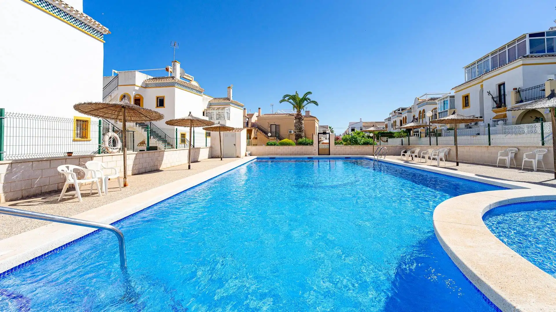 Swimming pool of Houses for sale in Torrevieja  with Air Conditioner, Heating and Private garden