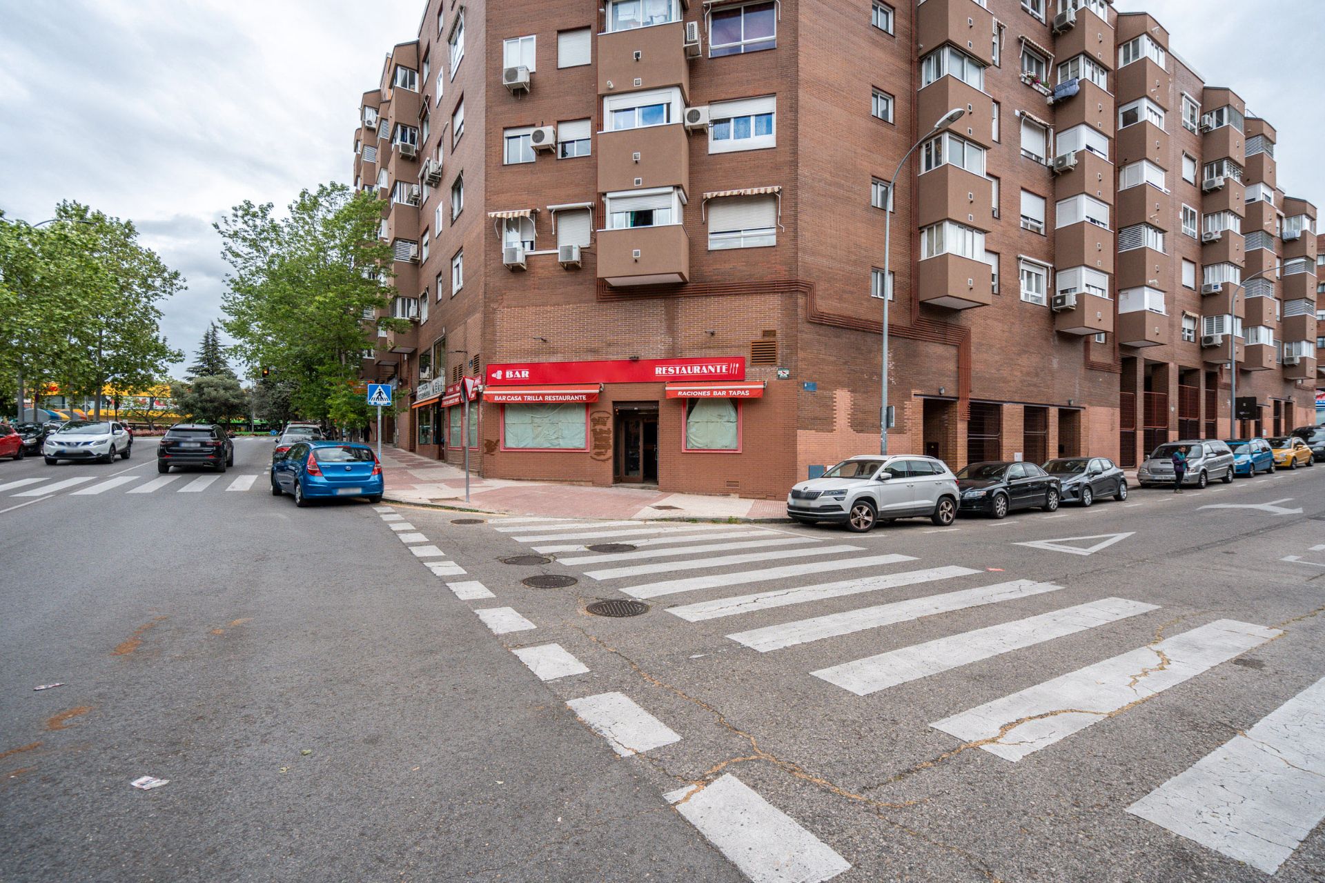Vista exterior de Local en venda en Alcorcón amb Aire condicionat, Terrassa i Moblat