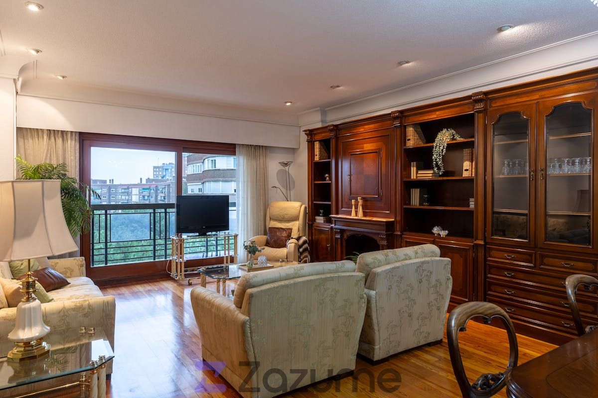 Living room of Flat to rent in  Madrid Capital  with Heating, Private garden and Parquet flooring
