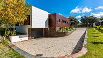 Vista exterior de Casa o xalet en venda en Las Rozas de Madrid amb Aire condicionat i Piscina