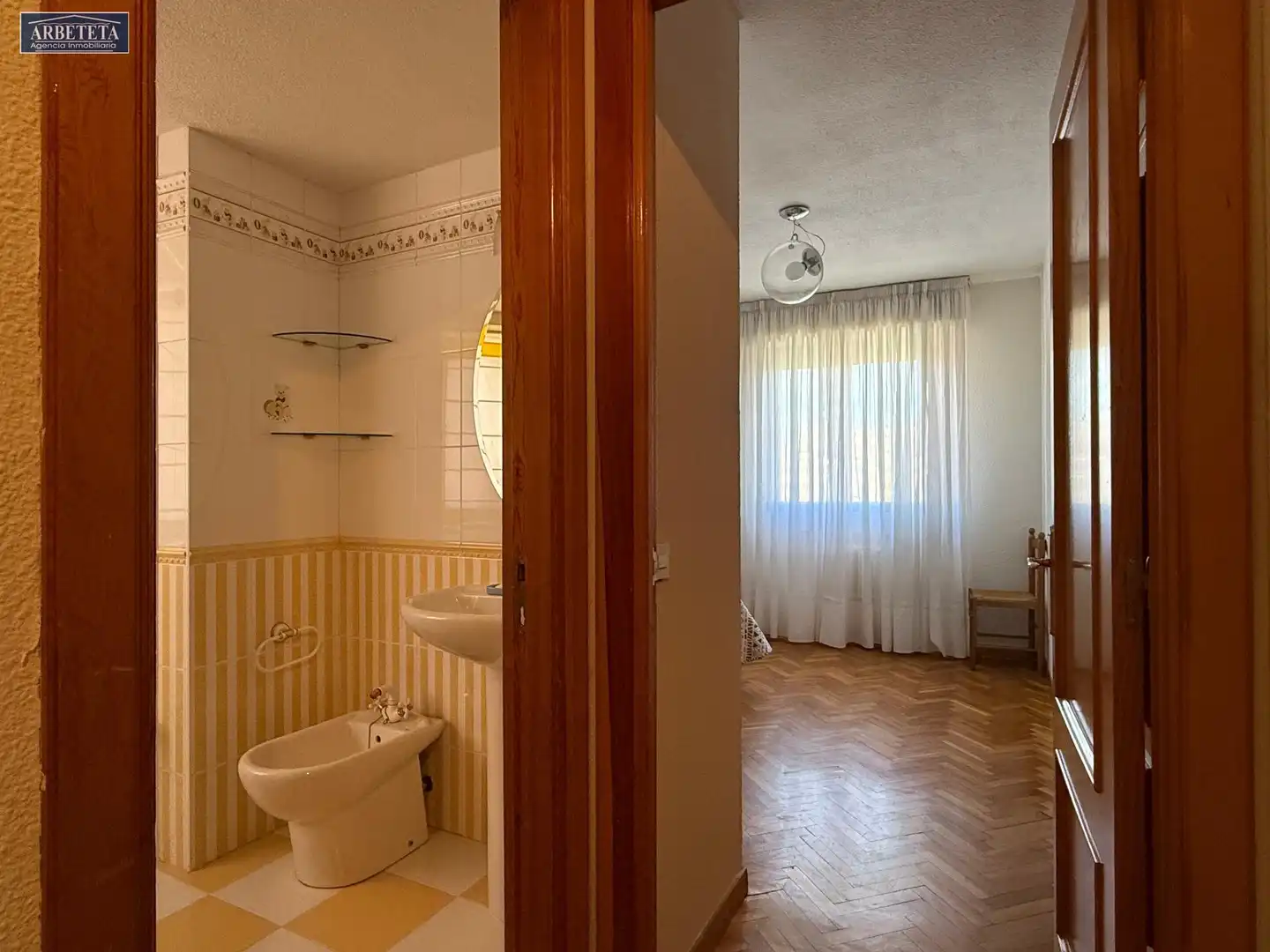 Badezimmer von Wohnung zur Miete in Guadalajara mit Parkett