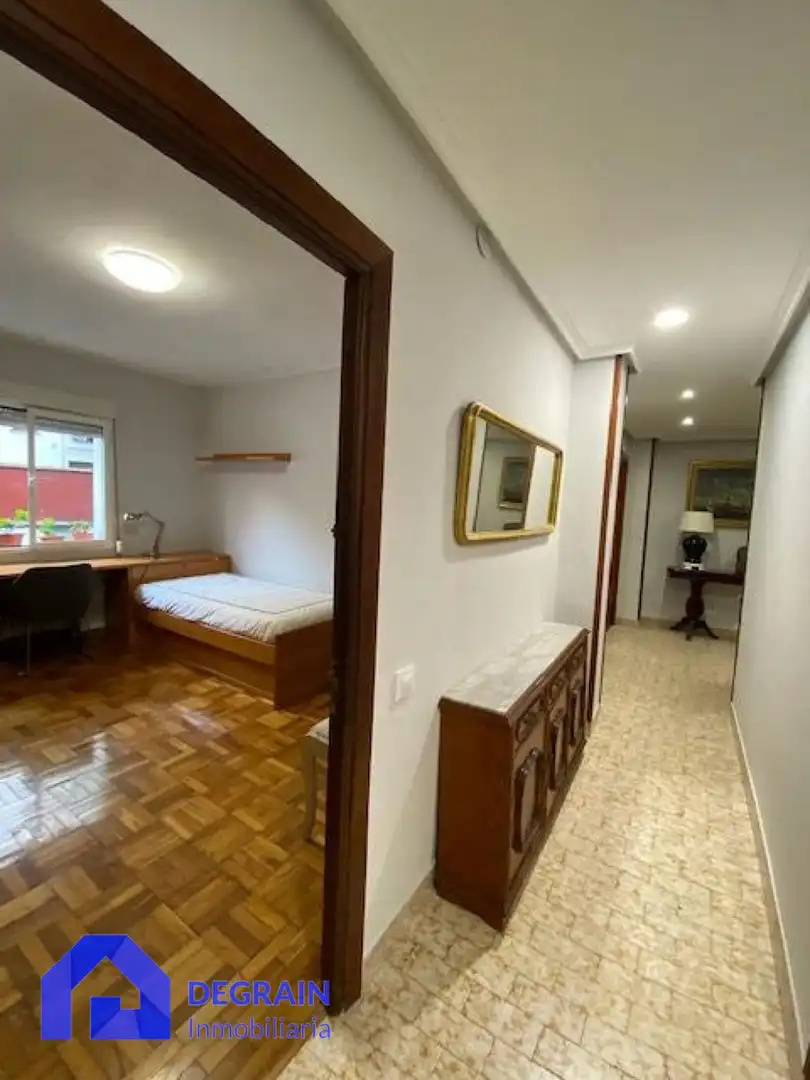 Schlafzimmer von Erdgeschoss zur Miete in Oviedo  mit Abstellraum und Möbliert