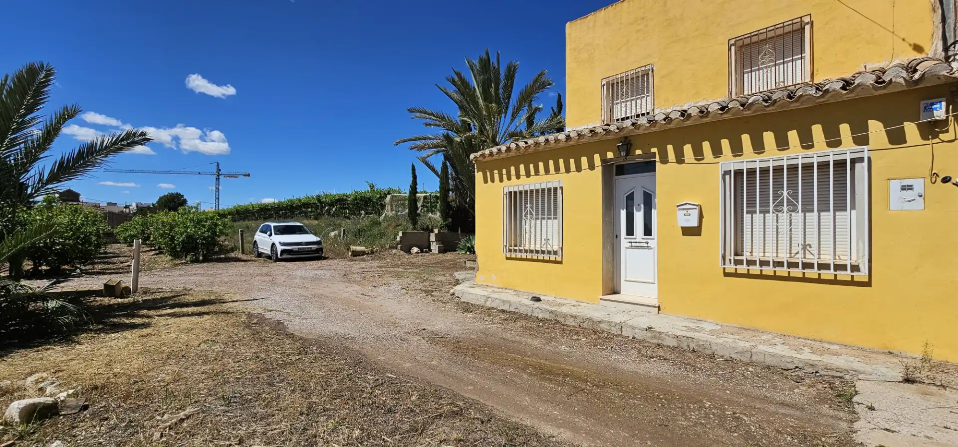 Außenansicht von Einfamilien-Reihenhaus zum Verkauf in Totana mit Privatgarten, Terrasse und Abstellraum