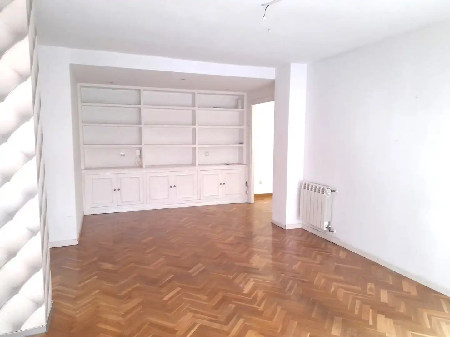 Sala de estar de Piso en venta en Pozuelo de Alarcón con Aire acondicionado, Calefacción y Parquet