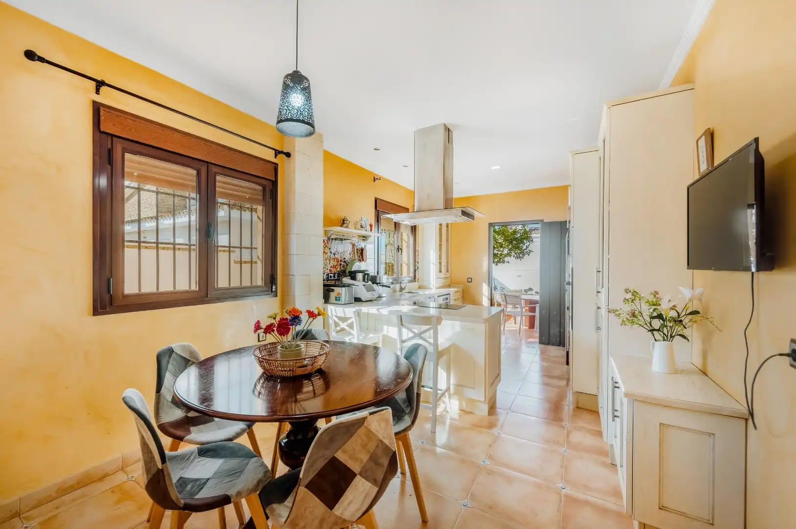 Cuina de Casa o xalet en venda en Chiclana de la Frontera amb Aire condicionat, Jardí privat i Terrassa