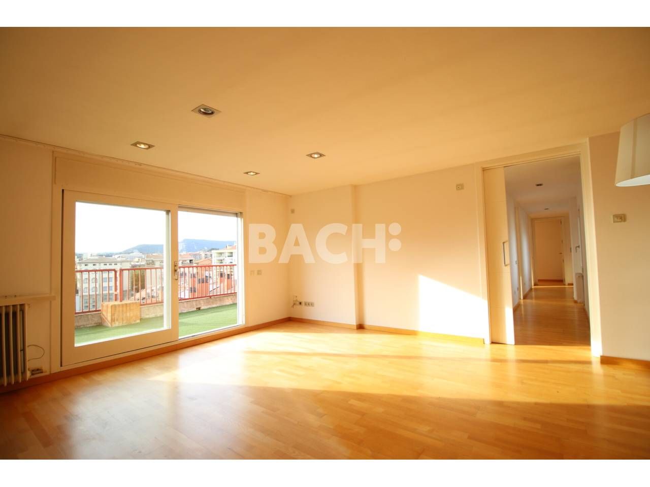 Sala d'estar de Àtic en venda en Vic amb Calefacció, Parquet i Terrassa