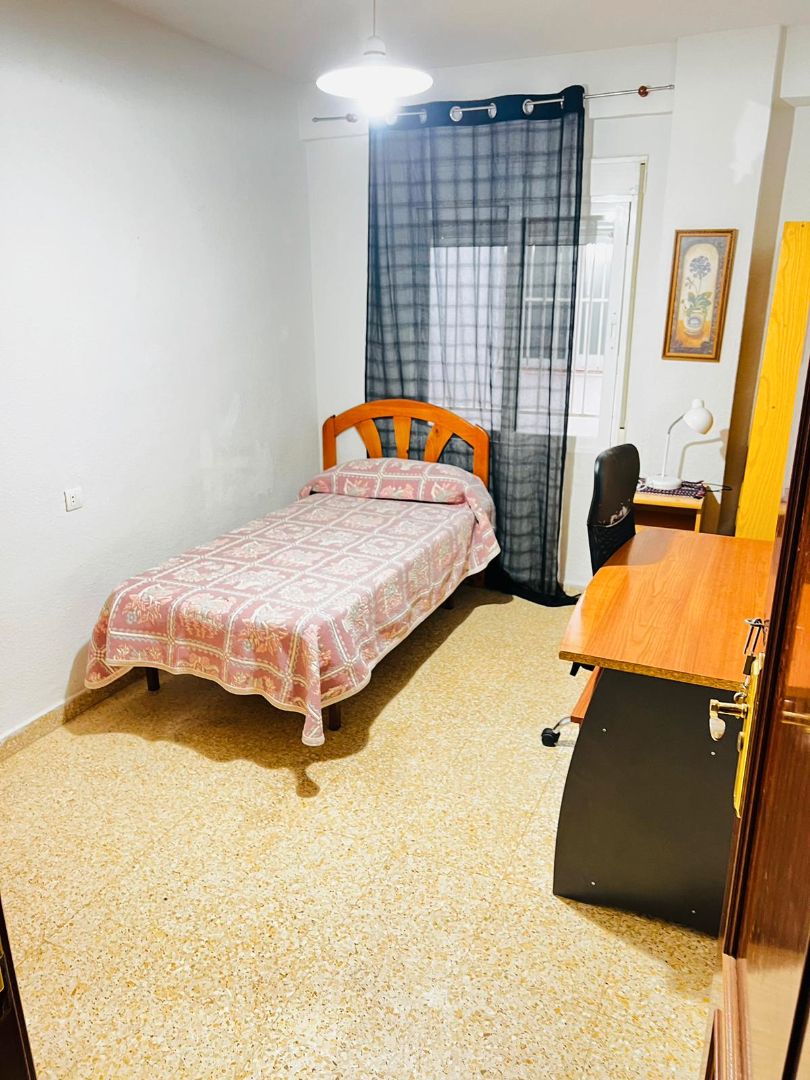 Habitación de Piso de alquiler en  Granada Capital con Aire acondicionado, Amueblado y Horno