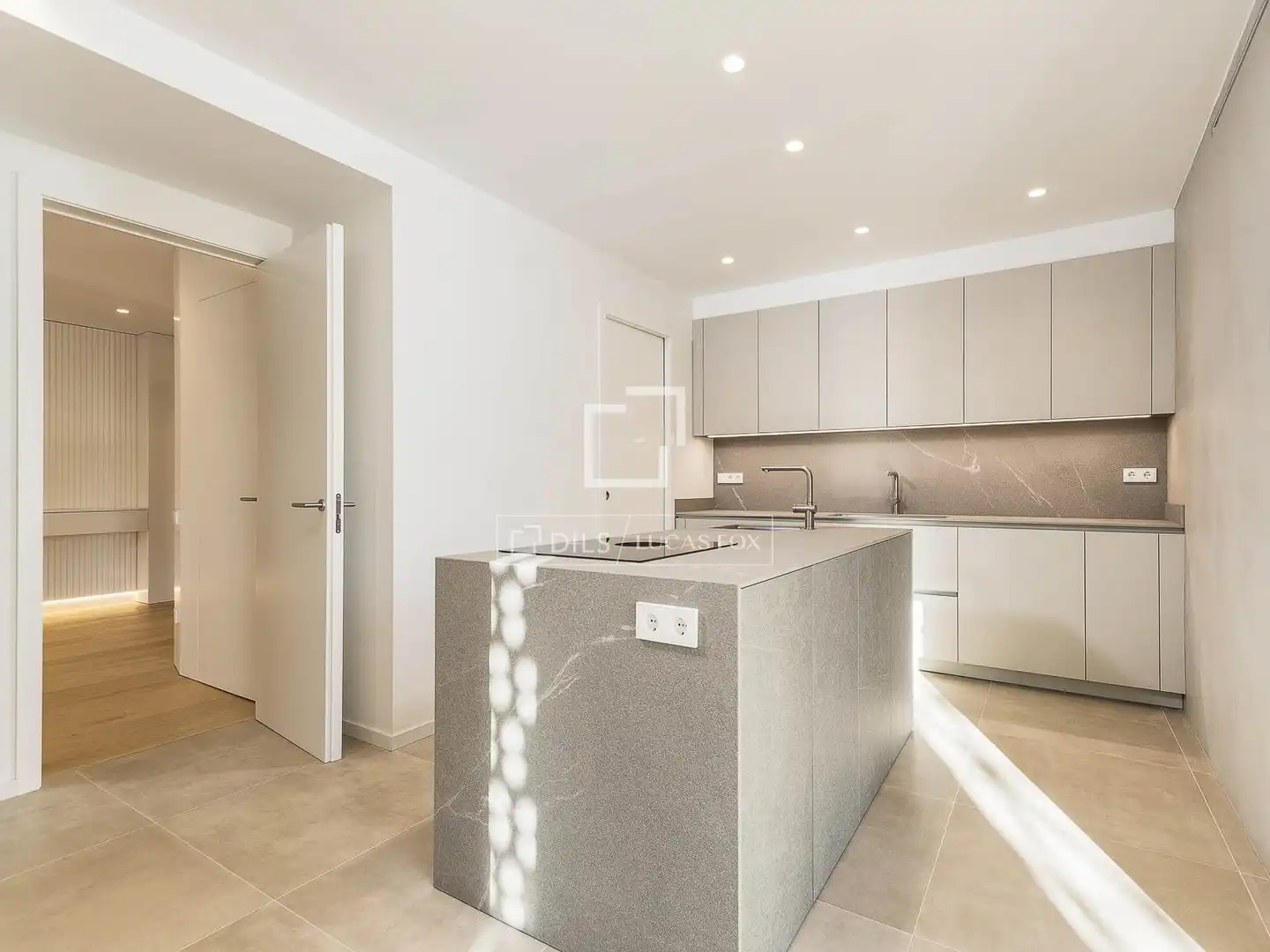 Küche von Wohnung zum Verkauf in Barcelona mit Klimaanlage, Heizung und Privatgarten