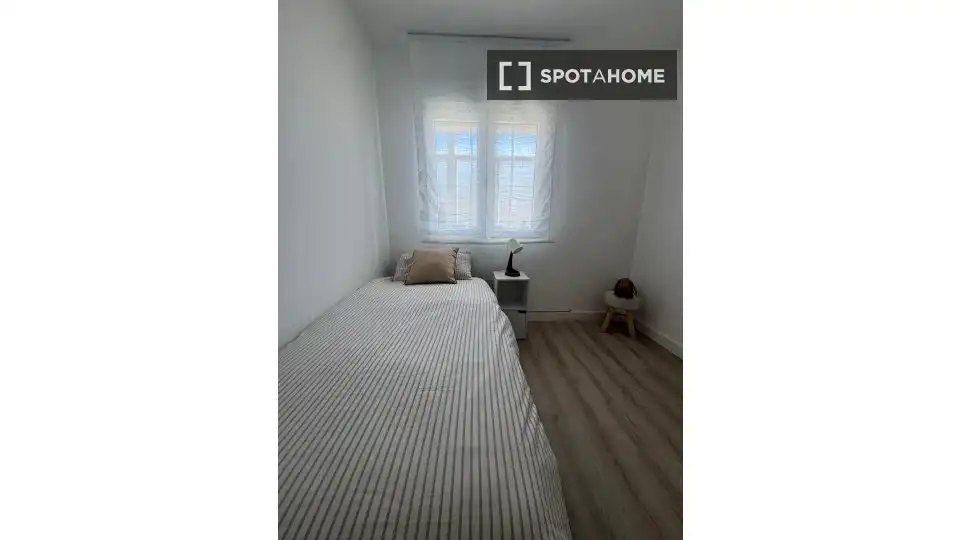 Bedroom of Flat for rent in Madrid  with Air Conditioner, Heating and Furnished