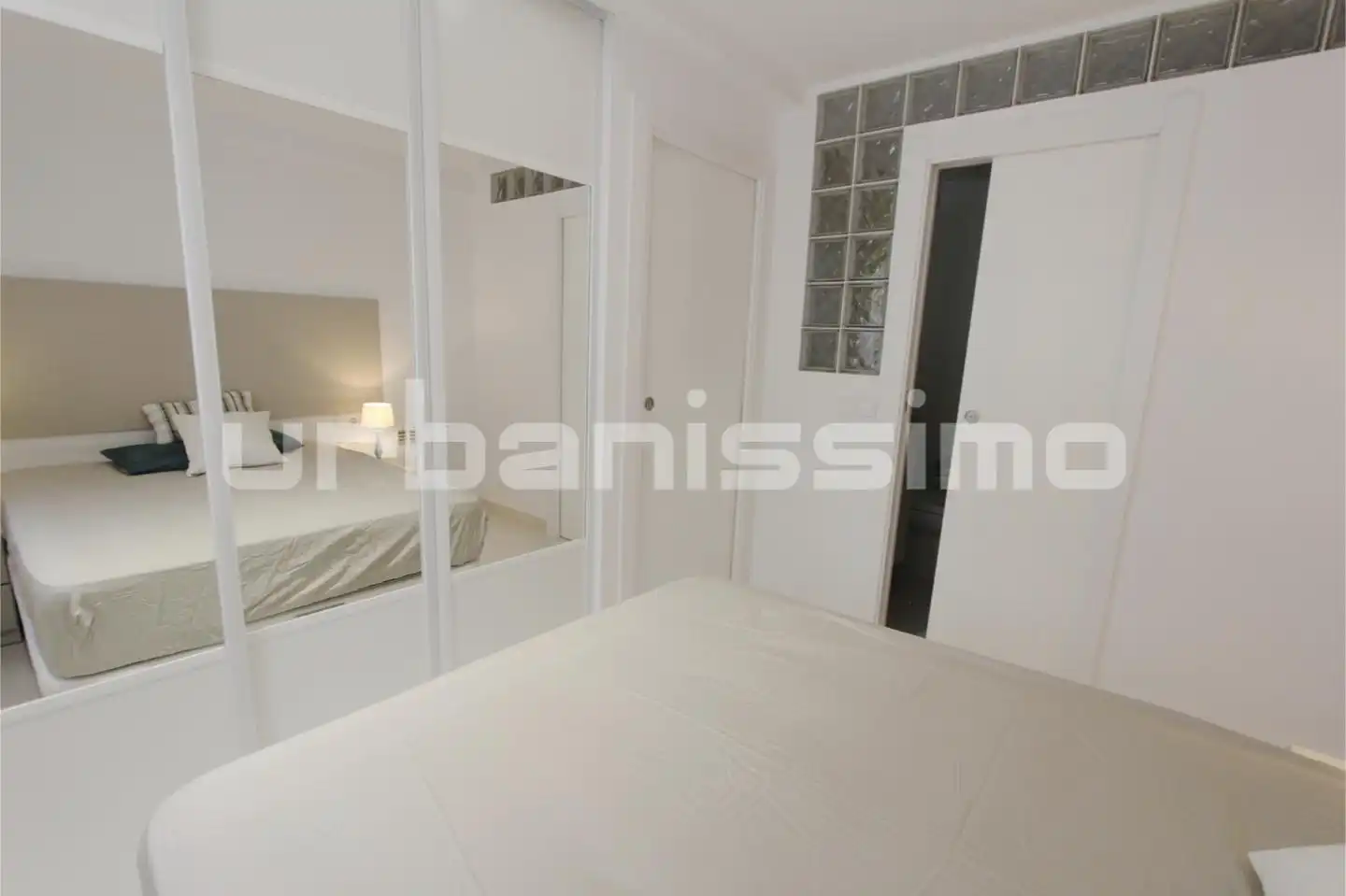Dormitori de Apartament de lloguer en Madrid amb Aire condicionat, Calefacció i Moblat
