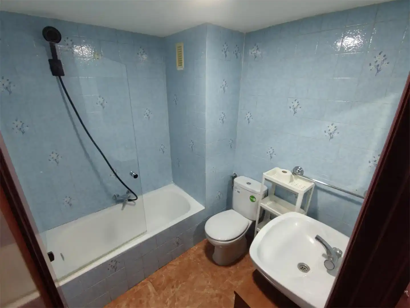 Baño de Piso para compartir en Ejea de los Caballeros con Amueblado y Balcón