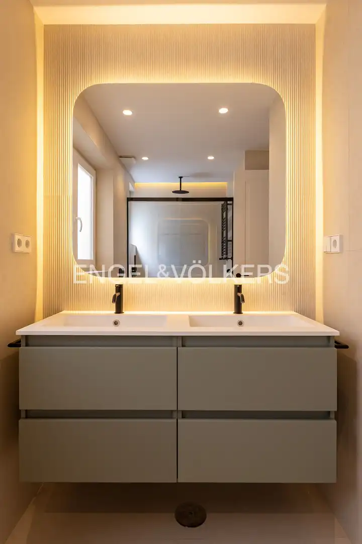Bathroom of Flat for sale in Madrid  with Air Conditioner, Heating and Storage room
