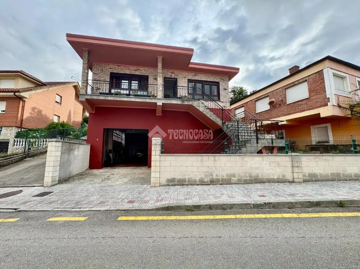 Vista exterior de Casa o xalet en venda en El Astillero   amb Calefacció, Parquet i Terrassa