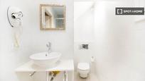 Bathroom of Flat to rent in  Barcelona Capital  with Air Conditioner, Heating and Furnished