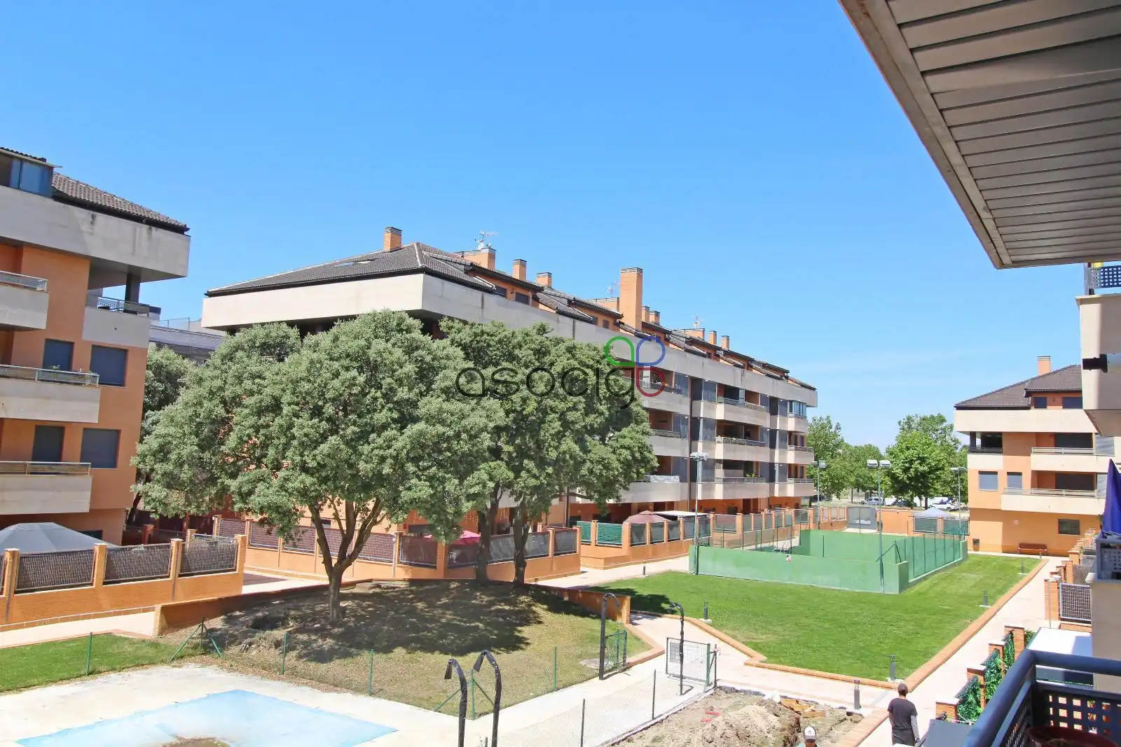 Vista exterior de Piso en venta en Yebes con Calefacción, Trastero y Piscina