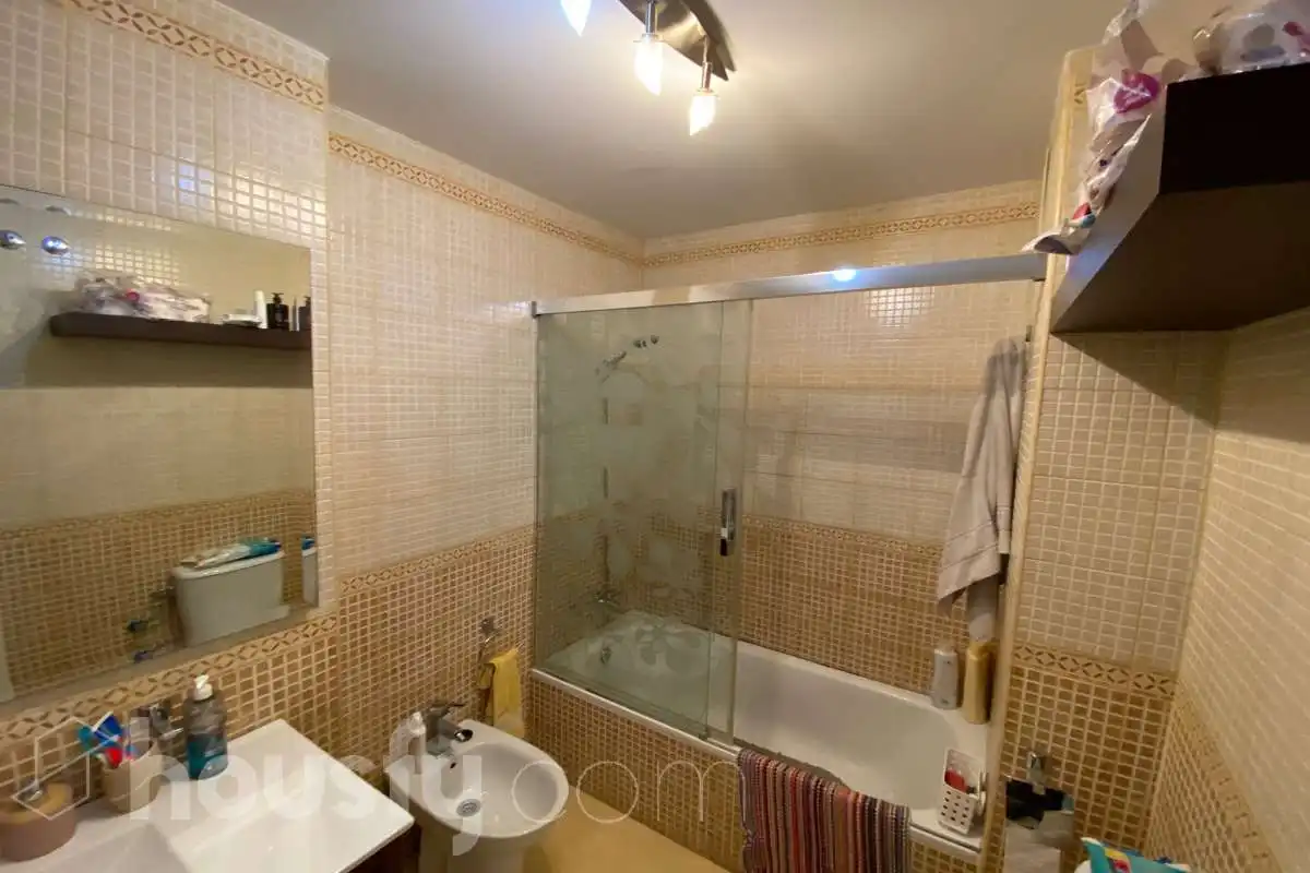 Badezimmer von Wohnung zur Miete in Sevilla mit Klimaanlage, Terrasse und Balkon