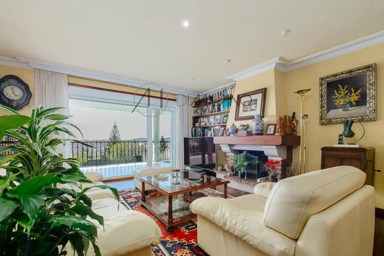 Sala de estar de Casa o chalet en venta en Vigo  con Calefacción, Jardín privado y Parquet