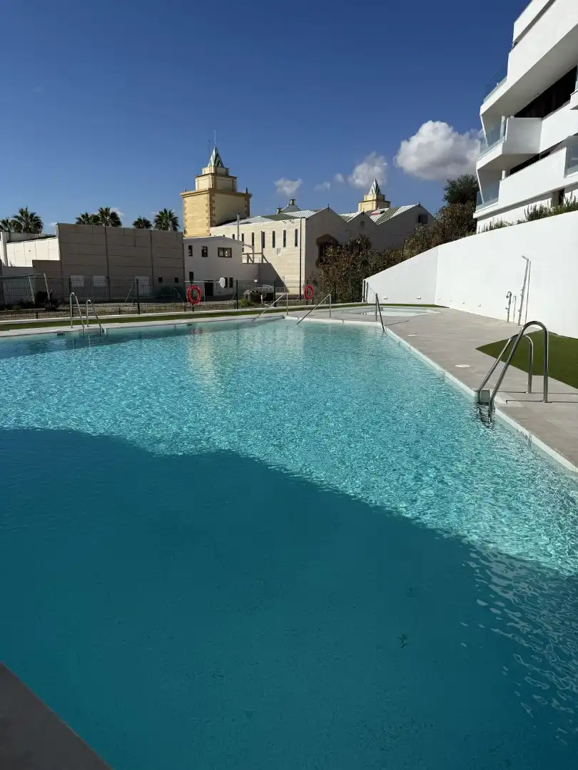 Piscina de Pis en venda en Estepona amb Aire condicionat, Terrassa i Internet