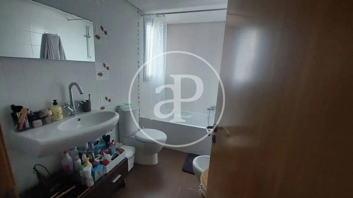 Bathroom of Flat for rent in Valencia  with Air Conditioner, Terrace and Furnished