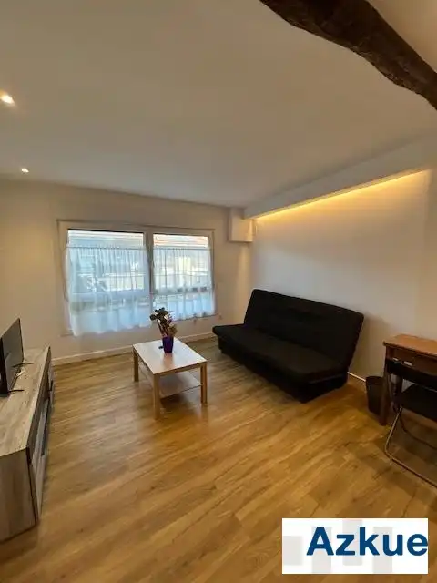 Sala d'estar de Local en venda en Zumaia amb Moblat