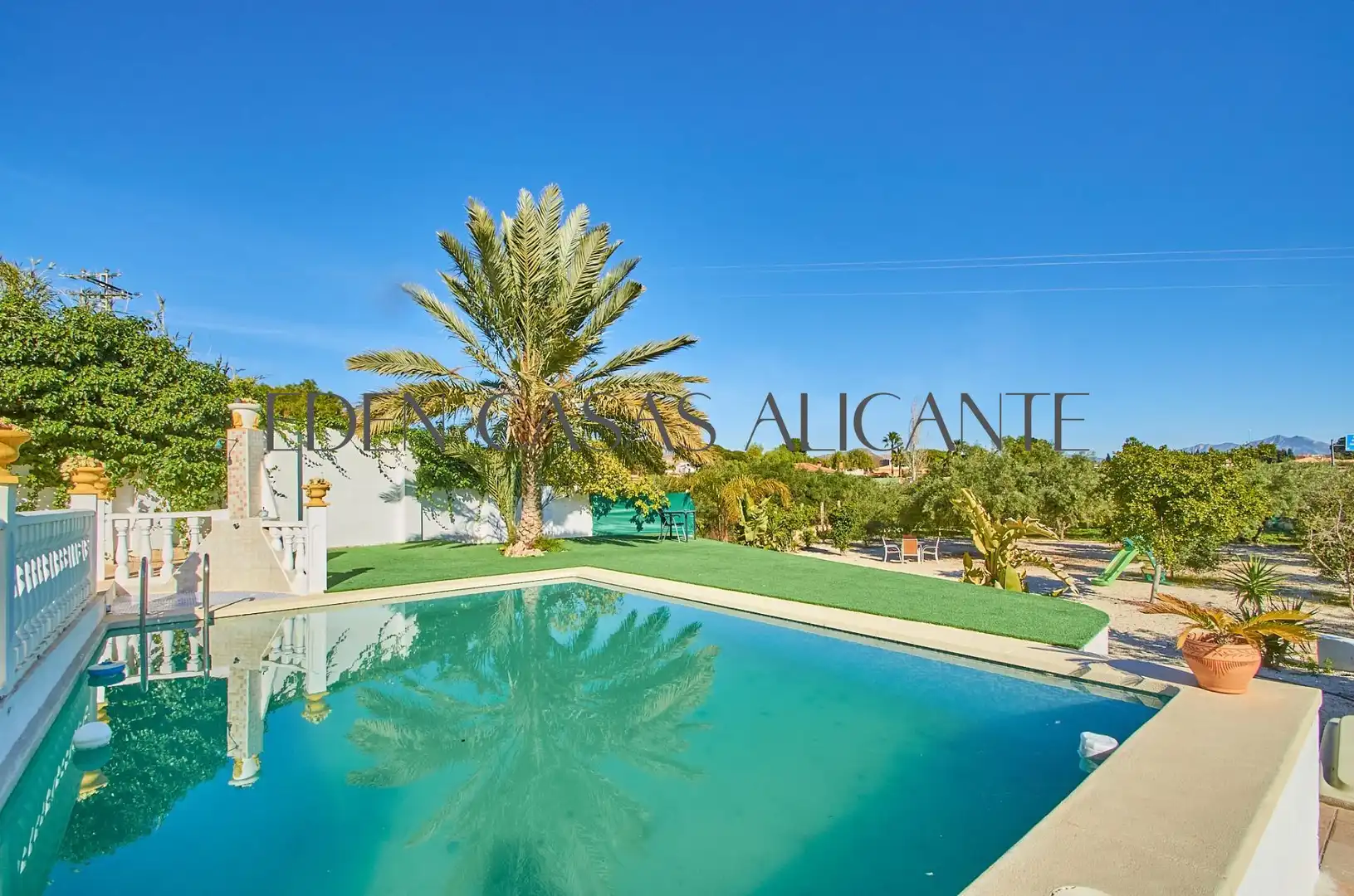 Vista exterior de Casa o xalet en venda en Alicante / Alacant amb Aire condicionat, Jardí privat i Terrassa