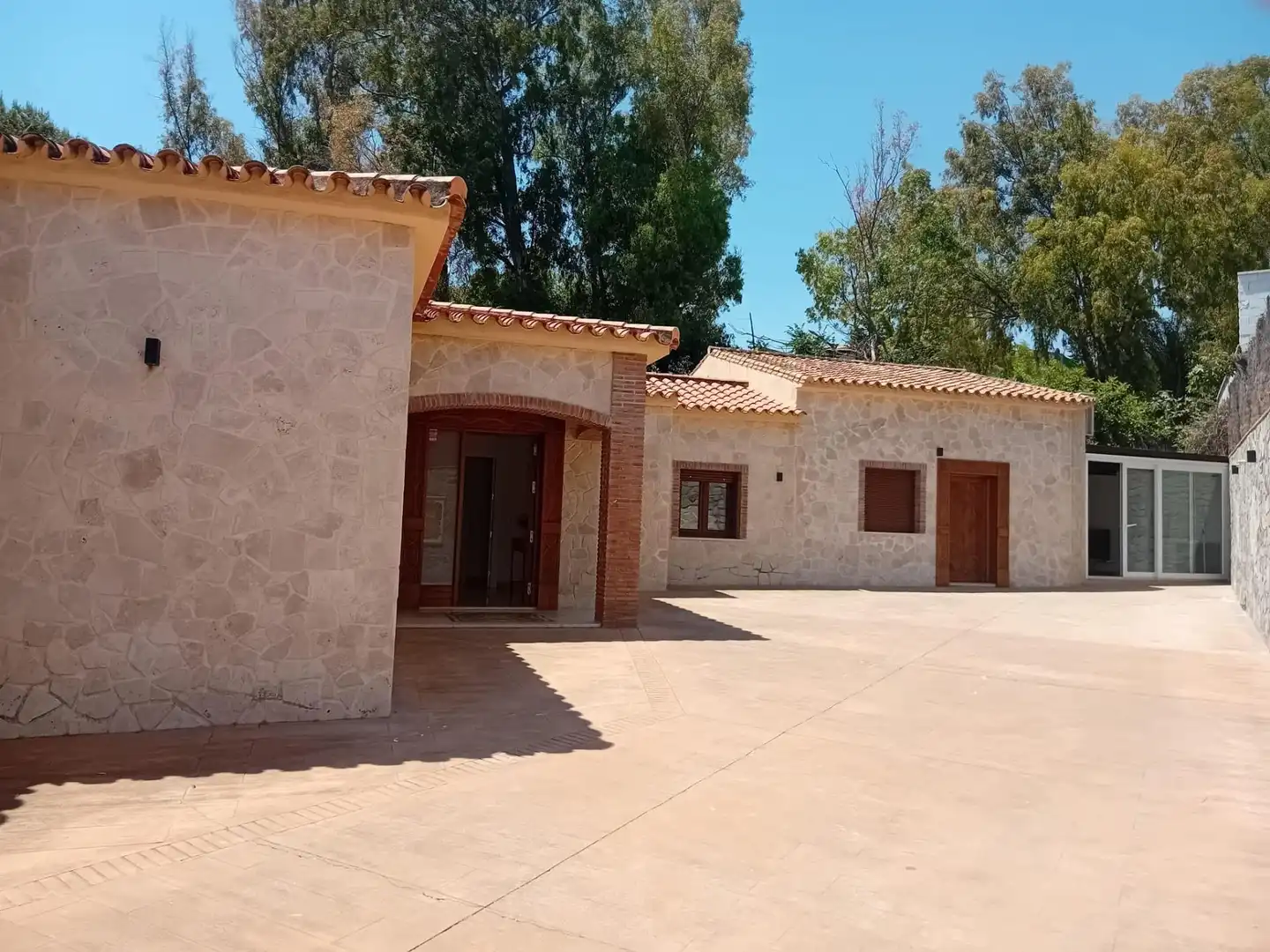 Vista exterior de Casa o xalet en venda en Benalmádena amb Aire condicionat, Jardí privat i Terrassa