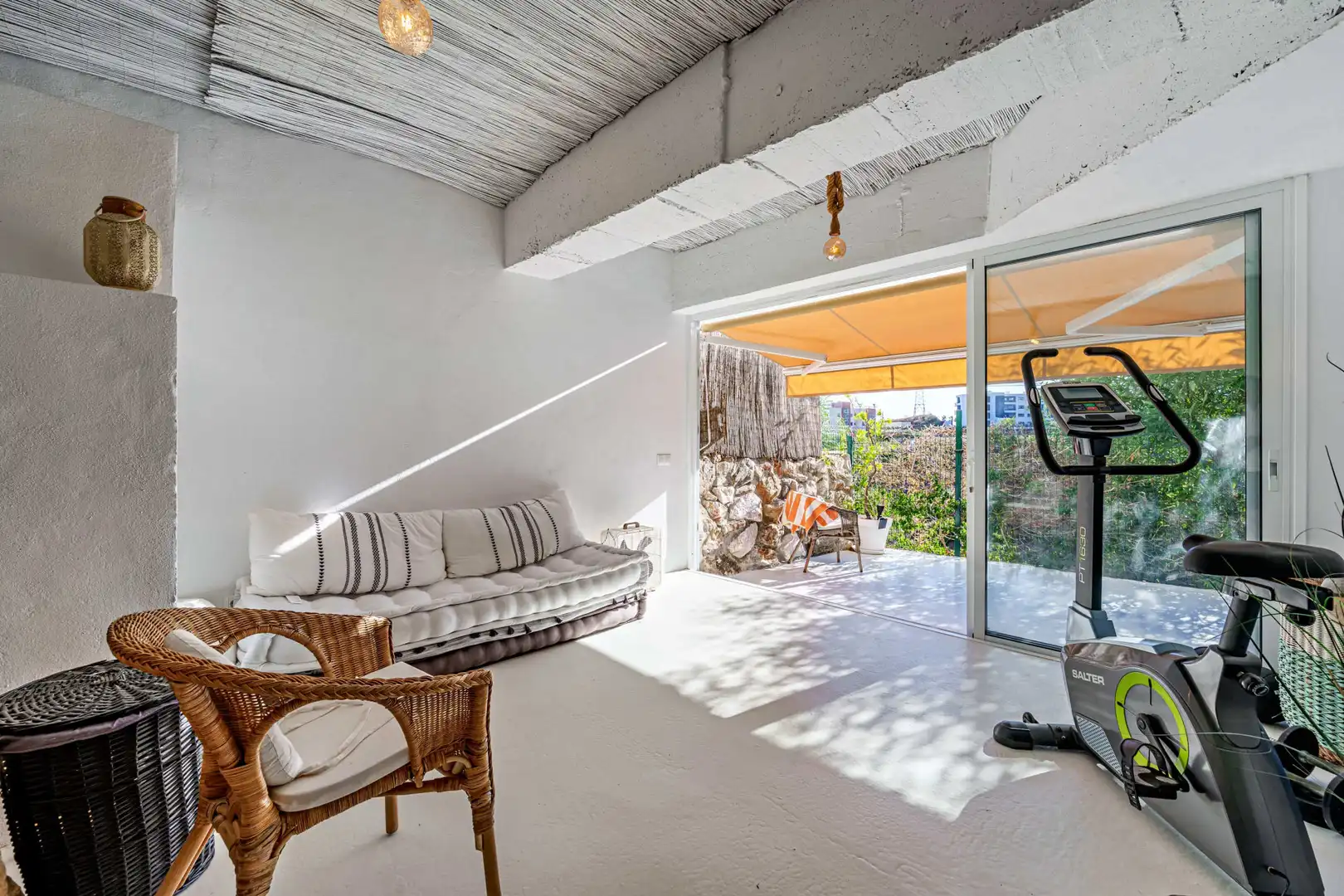 Sala d'estar de Casa adosada en venda en Benalmádena amb Aire condicionat, Jardí privat i Terrassa