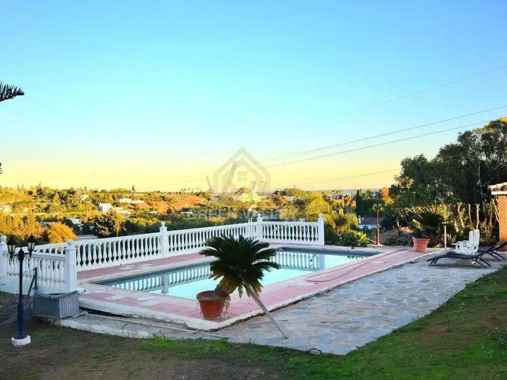 Vista exterior de Casa o chalet en venta en Rincón de la Victoria con Jardín privado, Terraza y Piscina