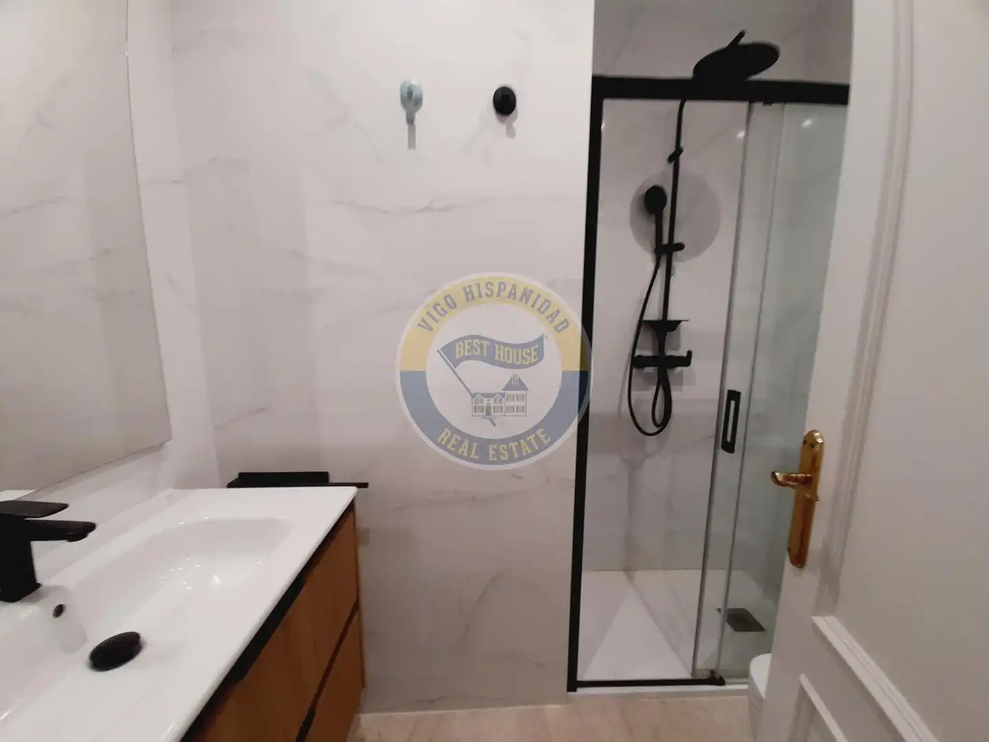 Baño de Piso en venta en Vigo  con Amueblado