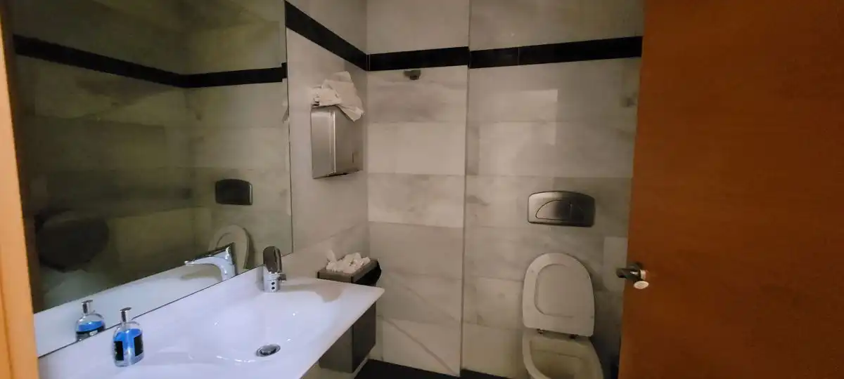 Baño de Local de alquiler en Albacete con Aire acondicionado