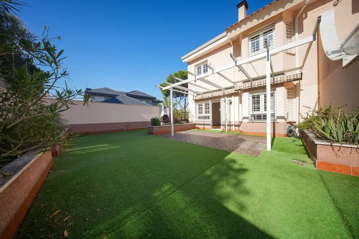 Jardín de Casa adosada en venta en Pozuelo de Alarcón con Aire acondicionado, Calefacción y Jardín privado