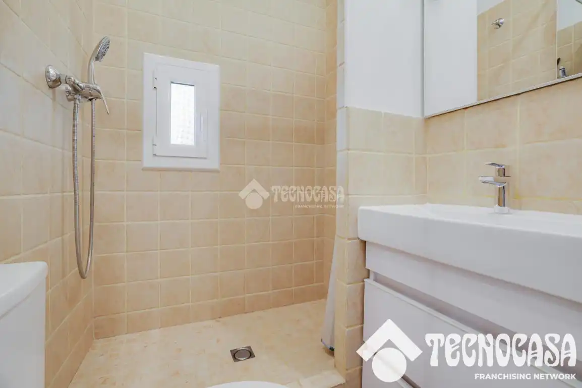 Badezimmer von Wohnung zum Verkauf in Barcelona mit Klimaanlage und Heizung