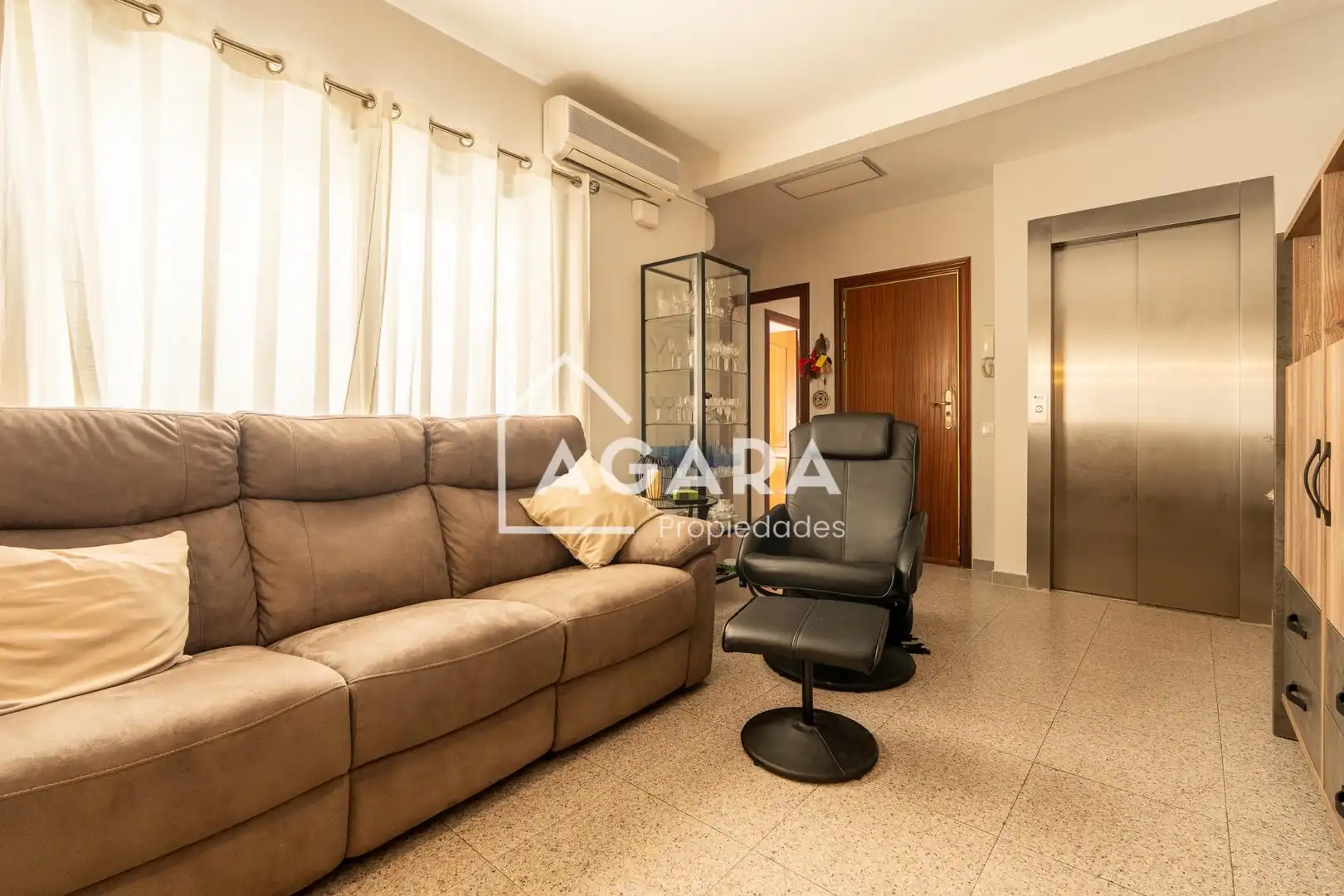 Sala d'estar de Pis en venda en Cornellà de Llobregat amb Calefacció
