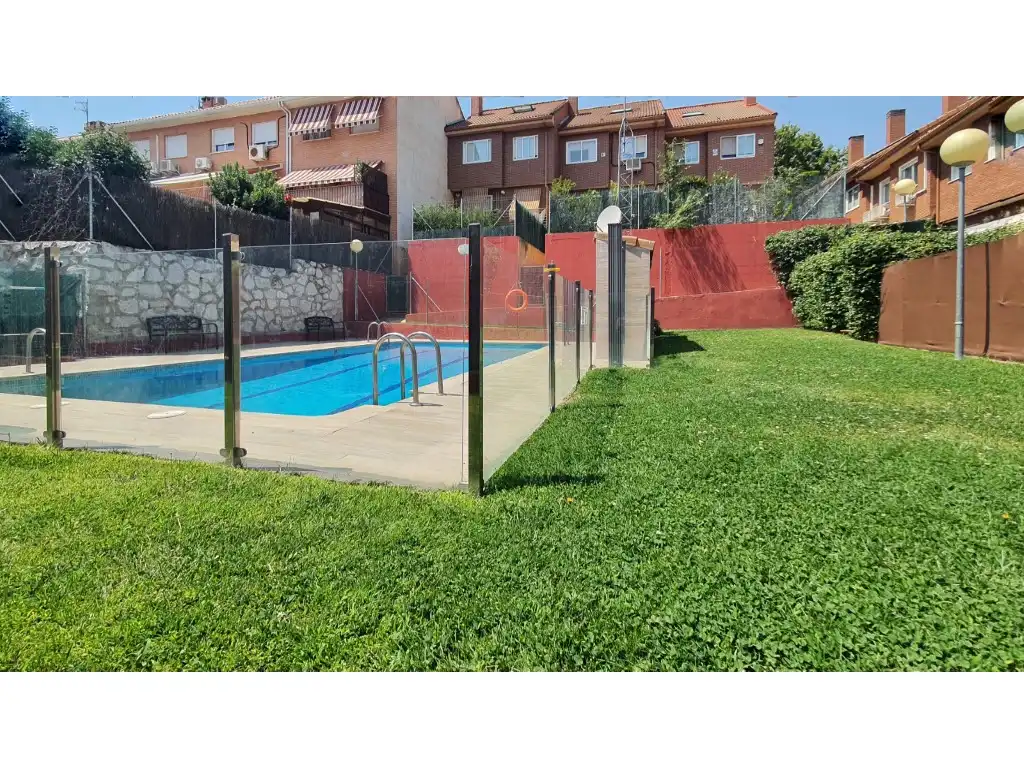 Piscina de Casa adosada en venda en Colmenar Viejo amb Aire condicionat, Jardí privat i Terrassa