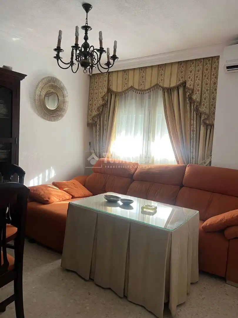 Living room of Flat for sale in Sevilla  with Air Conditioner, Heating and Storage room