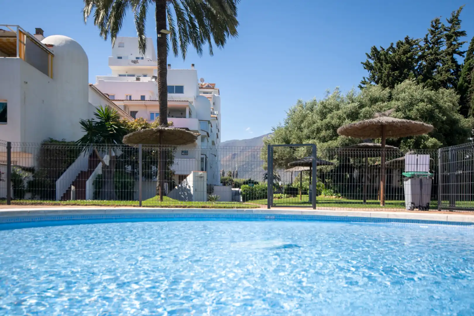 Piscina de Pis en venda en Estepona amb Aire condicionat, Calefacció i Terrassa