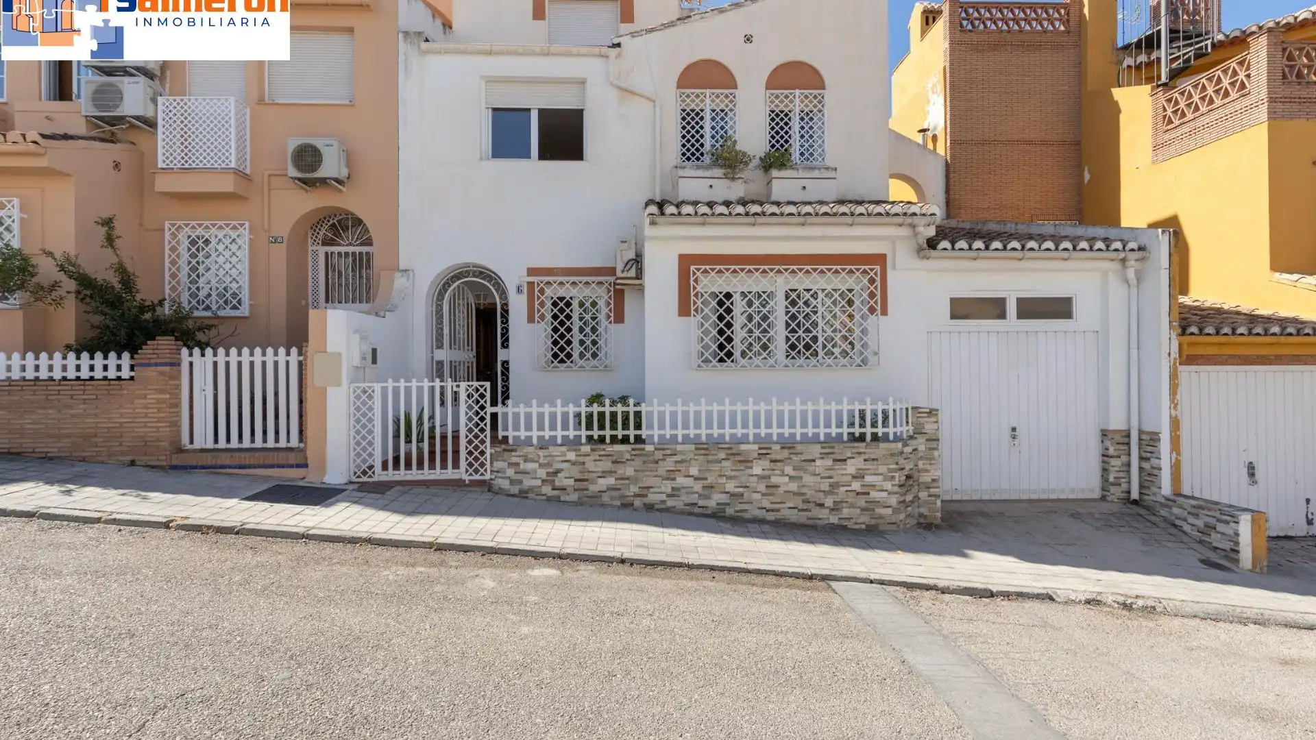 Vista exterior de Casa adosada en venta en Huétor Vega con Aire acondicionado, Calefacción y Terraza