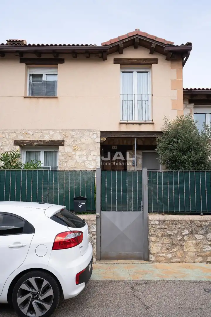 Vista exterior de Casa adosada en venta en Riaza con Calefacción y Jardín privado