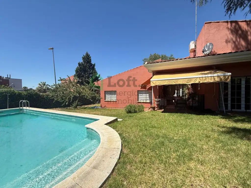Vista exterior de Casa o xalet en venda en Badajoz amb Aire condicionat, Jardí privat i Piscina