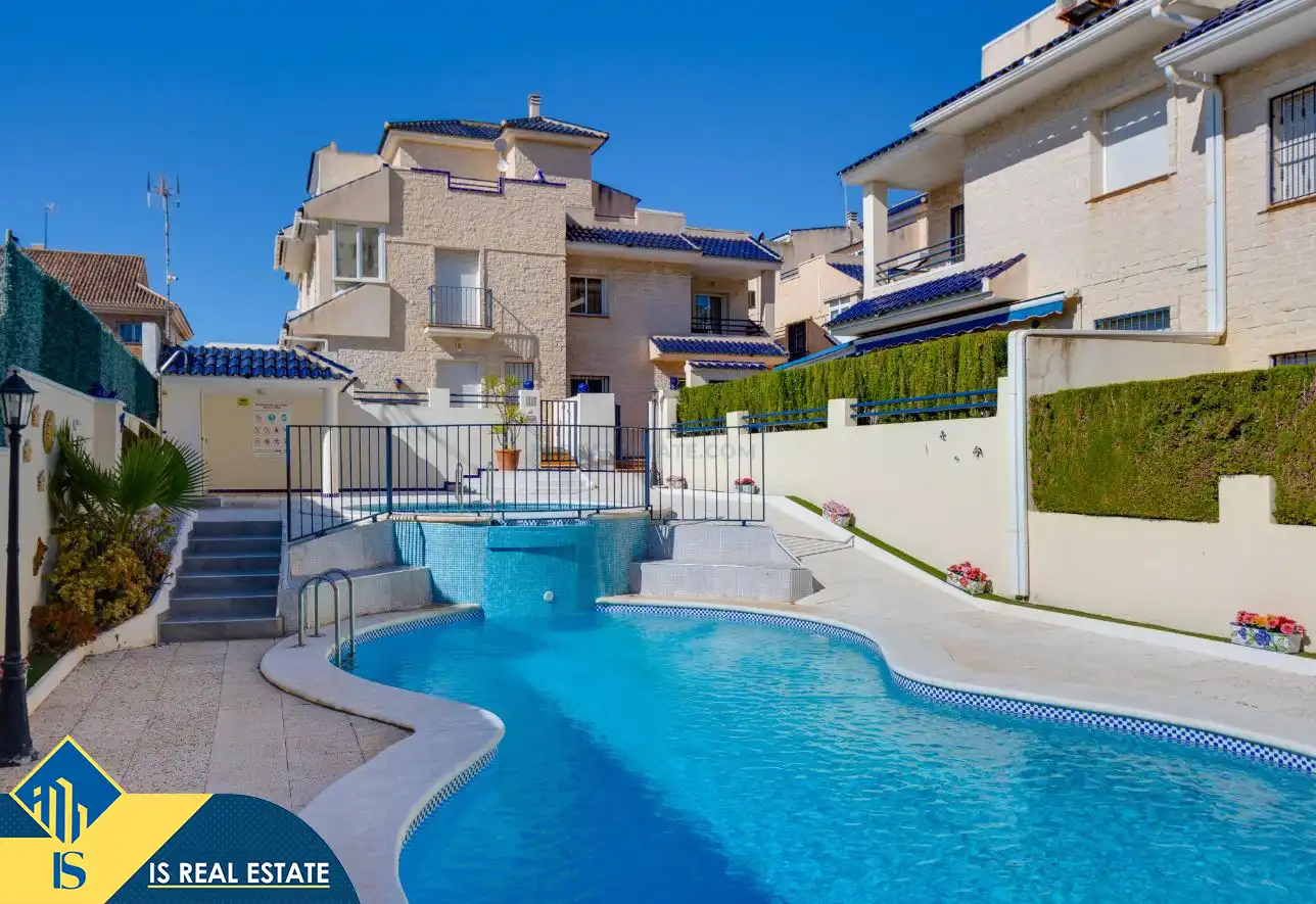 Piscina de Casa adosada en venda en Torrevieja amb Aire condicionat, Calefacció i Terrassa